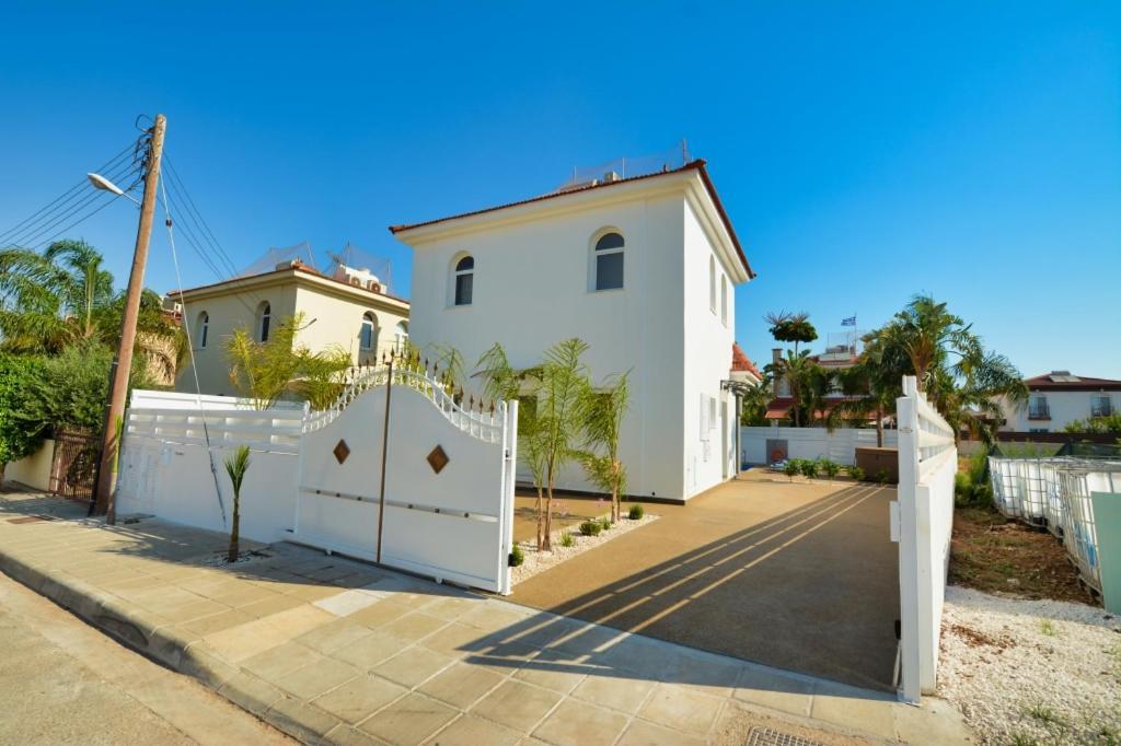 Villa Mario - 2Min Walk From Kapparis Beach Paralimni Exterior foto